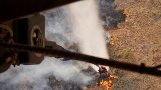 Стотици гръцки пожарникари продължават да се борят с огромен пожар
