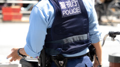 Мъж наръга жена и застреля двама полицаи в Япония