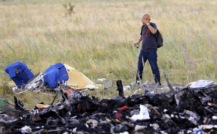 Събират отломките от падналия в Украйна самолет