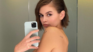 Дори и счупената ръка не пречи на Кая Гербер да е секси