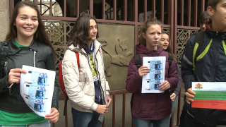 Защо държавата да плаща частните уроци на циганчетата, протестират ученици пред МОН