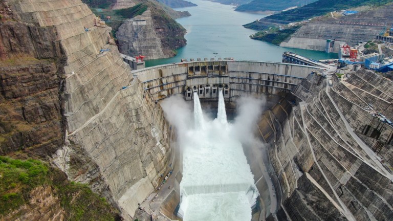 Китайската ВЕЦ Байхетан - втората най-мощна водноелектрическа централа в света,