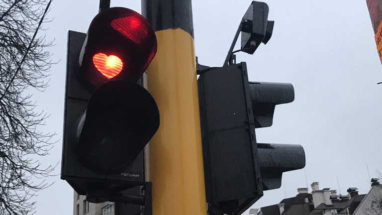 Празничен светофар намига на шофьори в столицата