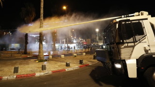 Нови тежки сблъсъци между палестинци и израелски полицаи в Йерусалим