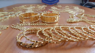 Митниците пускат на търг близо 13 кг златни и сребърни накити