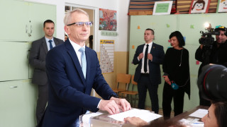 Премиерът акад Николай Денков упражни правото си на вот на