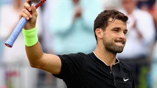 Григор Димитров публикува снимка в Instagram на която е гушнал