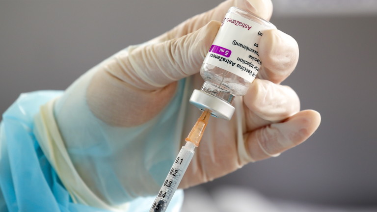 Ваксината срещу COVID-19 на AstraZeneca крие малък допълнителен риск от