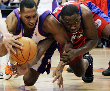 Клипърс разби Финикс със 122:97 в Аризона