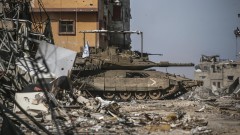 Израелски бомбардировки прогонват още палестинци от домовете им в град Газа