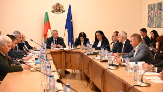 Социалният министър Ивайло Иванов е провел спешна среща с представители