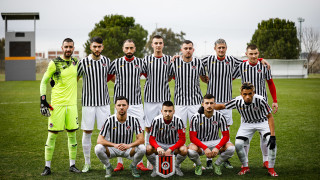 Вратарят на Локомотив София Александър Любенов говори пред колегите