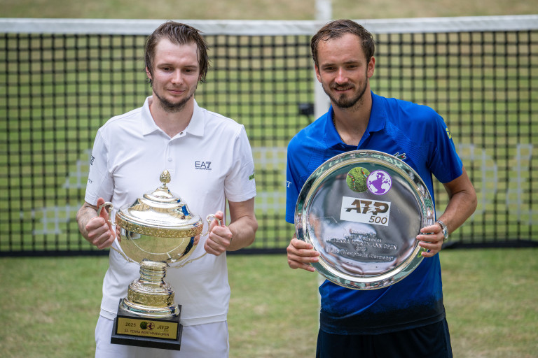 Александър Бублик с титлата от Halle Open 2025