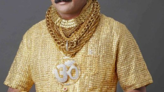 Лихвар похарчи 250 000 долара за риза от злато по поръчка