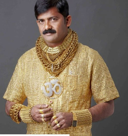 Лихвар похарчи 250 000 долара за риза от злато по поръчка