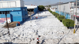 Мощна градушка "погреба" голям град в Мексико
