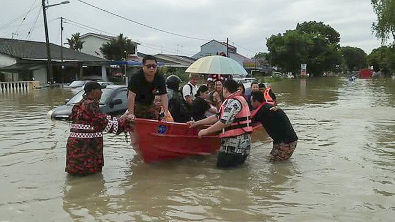 Тайфунът Дамрей е причинил смъртта на най-малко 27 души във
