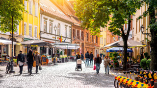 Вилнюс пусна пешеходна зона с Wi-Fi за хора, които гледат в телефона си, докато вървят