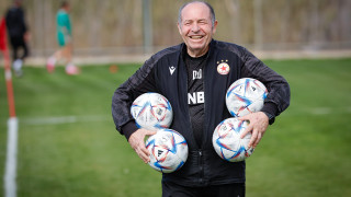 Легендарният домакин на ЦСКА Бай Добри получи торта от привърженици