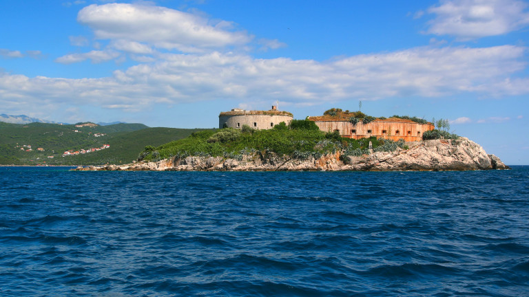 Недалеч от красивите брегове на Черна гора е разположен малък