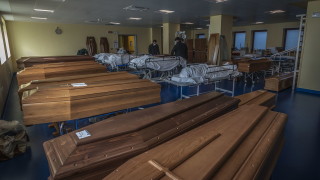 В църквите наредени ковчези чакат да бъдат погребани и телата