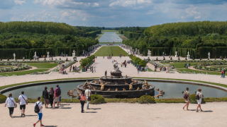 Базиран в региона на Париж персоналът на Службата за борба