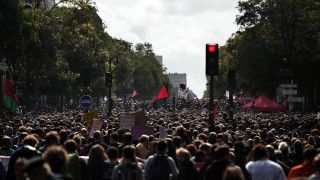 Хиляди парижани излязоха на улицата да протестират срещу новата трудова реформа