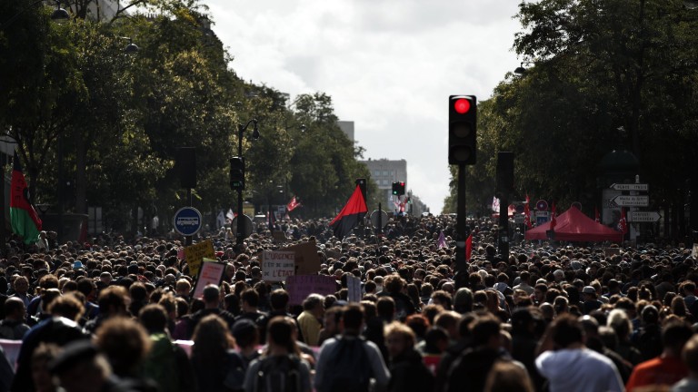 Хиляди парижани излязоха на улицата да протестират срещу новата трудова