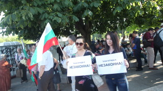 Столични червени общинари защитават паметника пред НДК