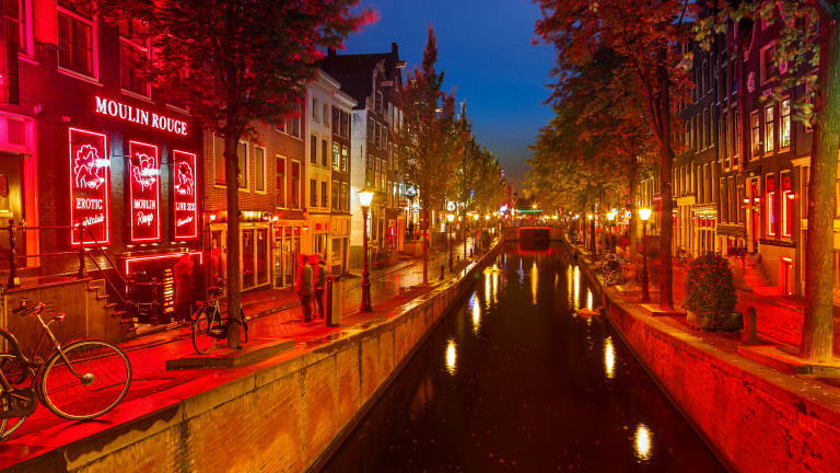 Снимка: Амстердам затяга контрола на червените фенери