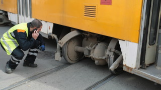 Повреда в стрелките и човешка грешка - вероятните причини за излизането на трамвая от релсите