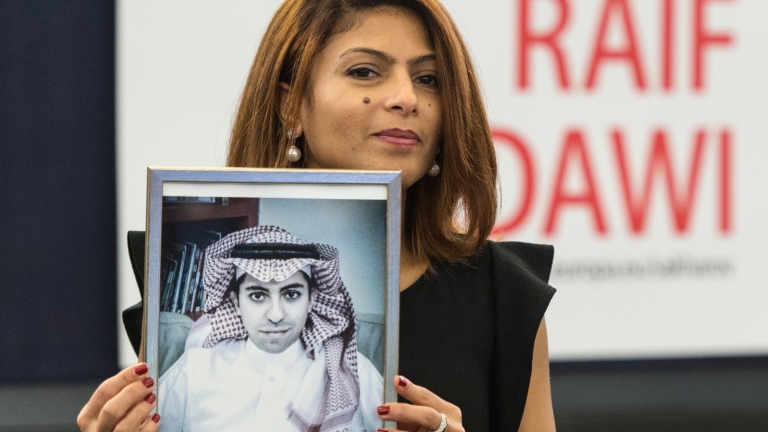 Връчиха наградата „Сахаров” на намиращ се зад решетките блогър в Саудитска Арабия