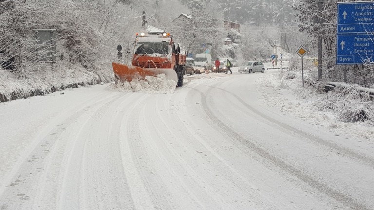 860 снегорина обработват пътните настилки в районите със снеговалеж за