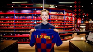 Френки де Йонг пристигна в Барселона Холандският полузащитник е придружаван