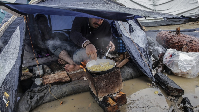 Мигрантите се трупат и не искат да се махнат от гръцко-македонската граница 