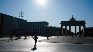 Германия забранява събирането на повече от двама души