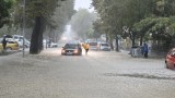Дъждът отнесе каравани и коли в морето край Царево