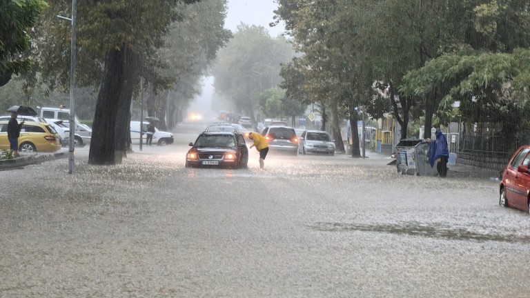 Порои и наводнения застигнаха Южното Черноморие.
От снощи в района вали