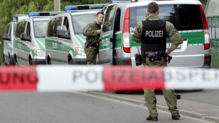 10 души са ранени при врязване на автомобил в автобусна спирка в Германия