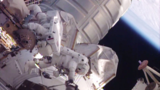 Двама американски астронавти на 3-часова "космическа разходка" извън МКС