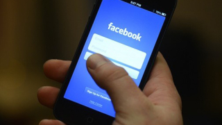 Facebook печели все повече от потребителите. Време ли е да плаща за това?