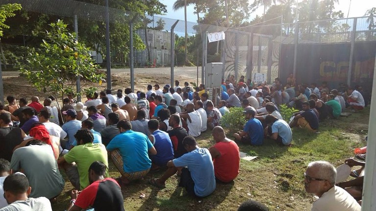 Папуа Нова Гвинея отлага с денонощие затварянето на бежански лагер
