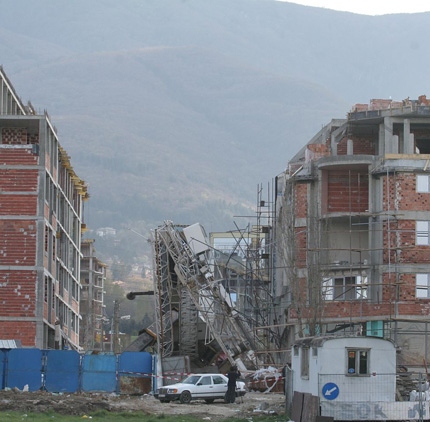 Кулокран се срути в строеж до булевард „България”