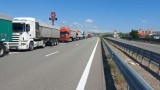 Опашки от тирове се извиха по границата с Турция