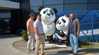 Министър Кралев се запозна с условията за спорт на закритата ледена пързалка в Кранево