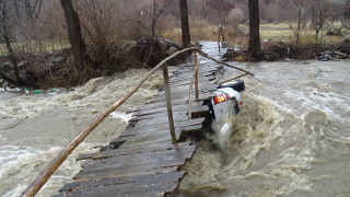 Река Места отнесе въжен мост изграден преди 2 години край