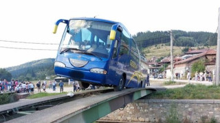 Полицаи спасиха 50 пътници от аварирал автобус в Копривщица съобщават