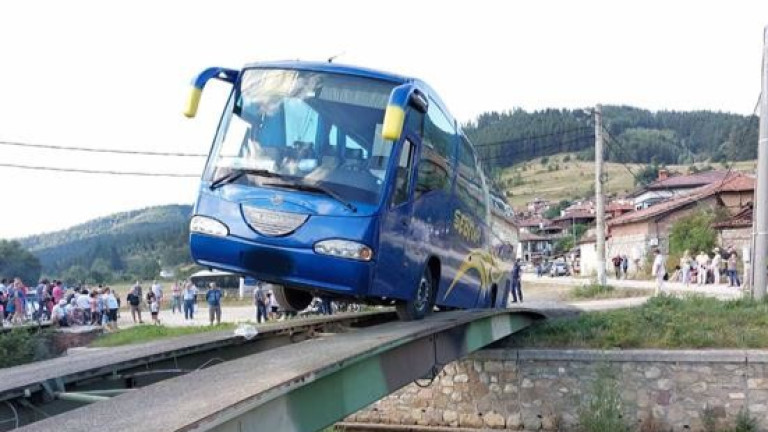 Полицаи спасиха 50 пътници от аварирал автобус в Копривщица