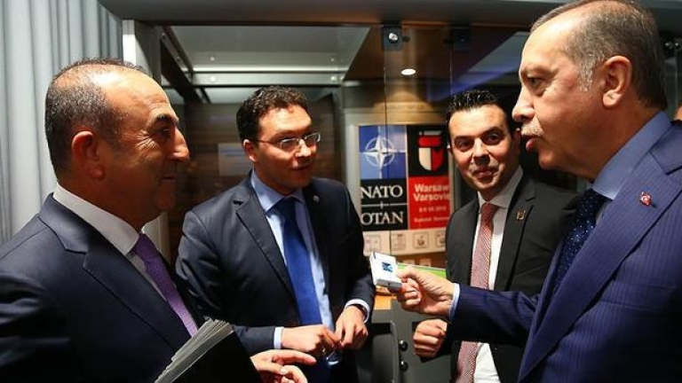 Ердоган убедил Даниел Митов на срещата на върха на НАТО да откаже цигарите