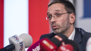 Новият крайнодесен вътрешен министър на Австрия предизвика скандал след като